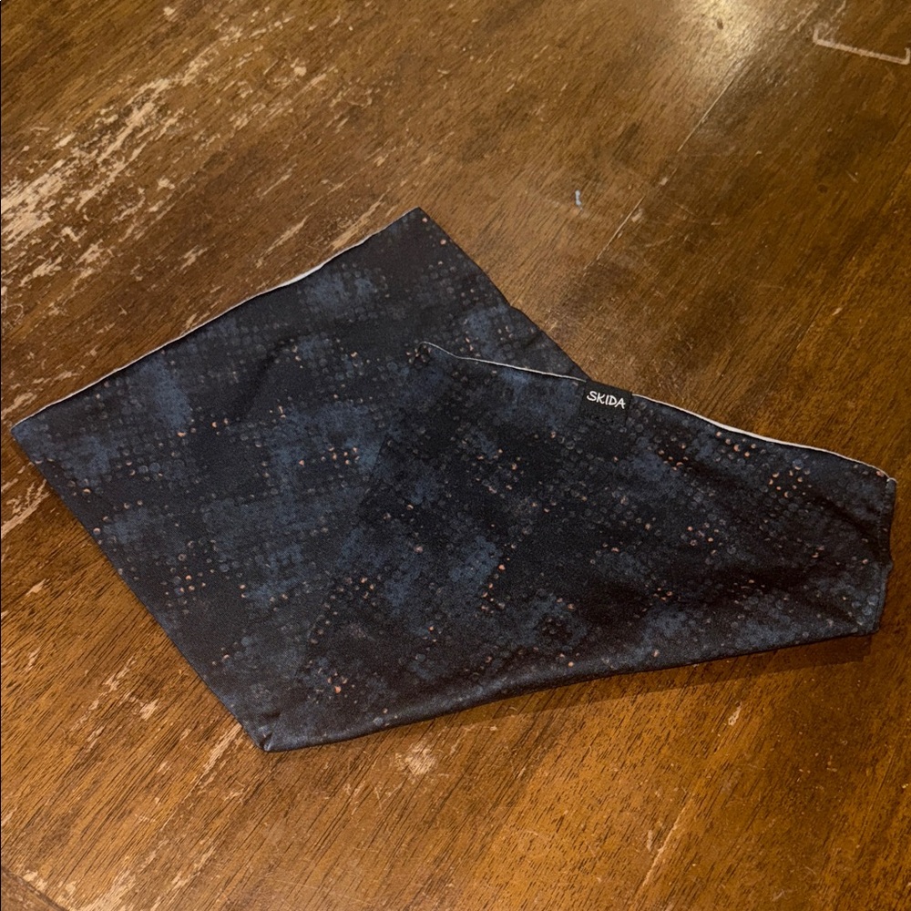 Skida Black and Gray neck warmer